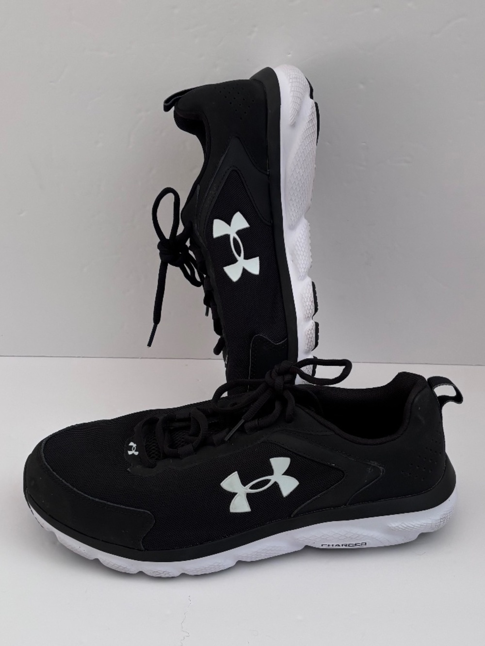 Under Armour Charged Mens Size 12.5 Sneakers Shoes Deluxe Foam Black / White